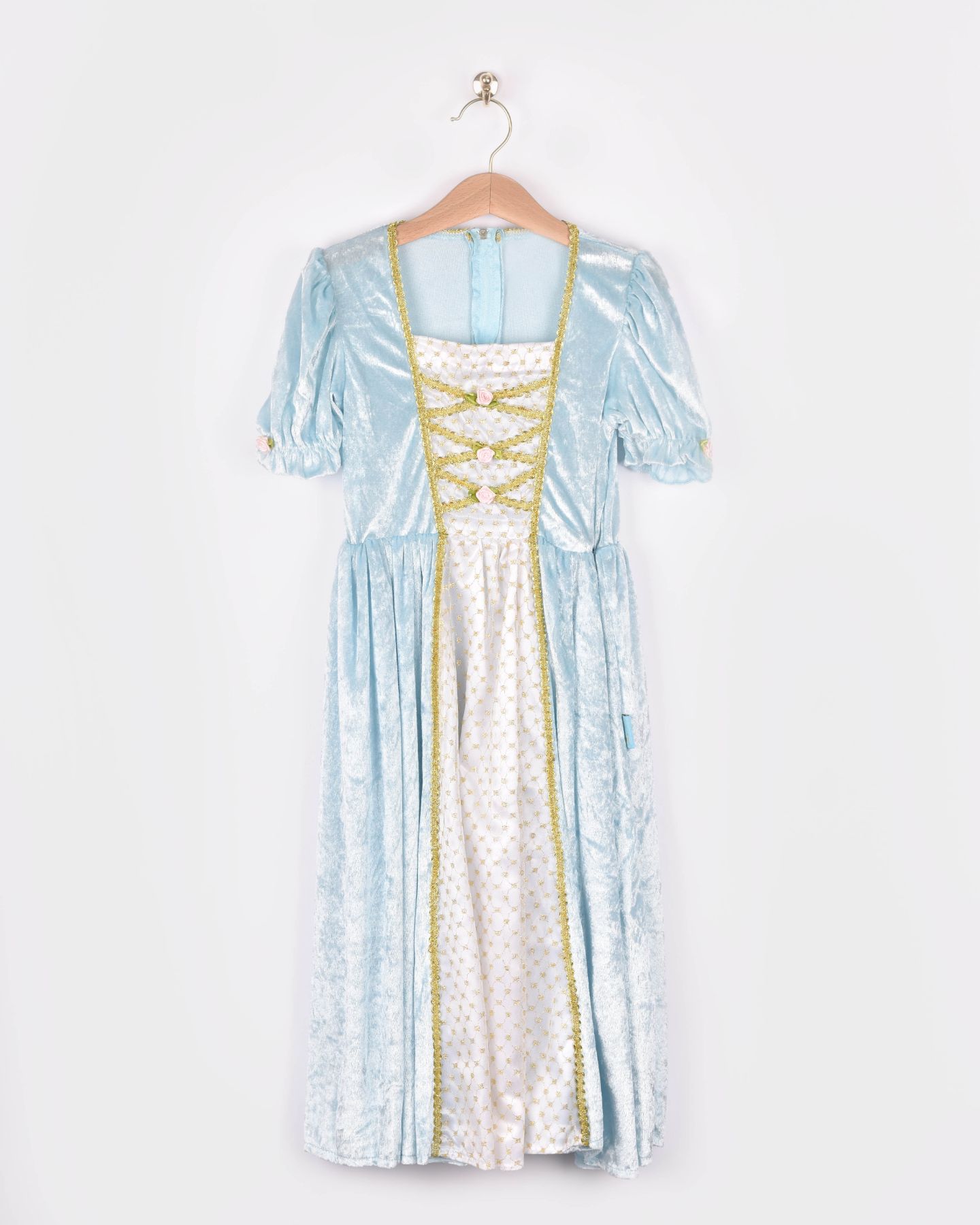 Ljusblå prinsessklänning på galge. Prinsessklänningen har ett vitt mittparti i satin, guldiga detaljer och rosa rosdekorationer.