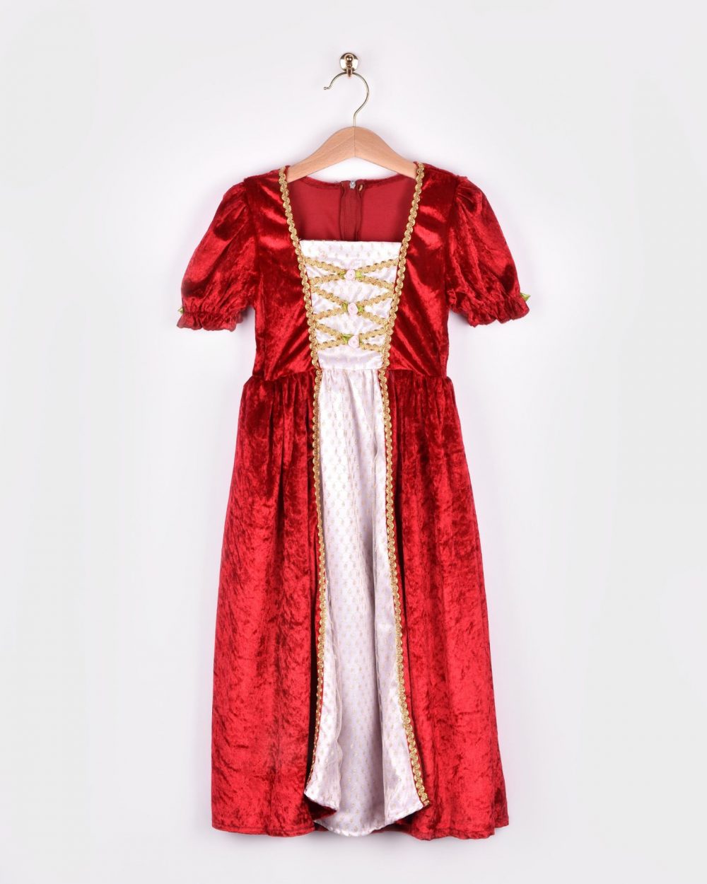 En röd prinsessklänning med vitt framstycke, gyllene detaljer och rosa rosdekorationer. Klänningen hänger på en galge.