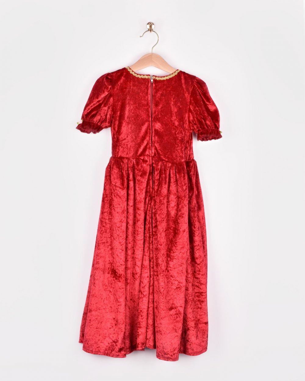 En röd prinsessklänning på en galge. På bilden visas klänningens baksida.