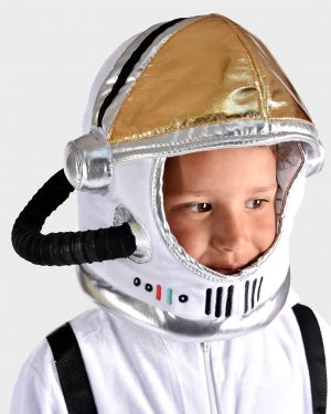 barn i mjuk, lätt vadderad vit astronauthjälp med metallicdetaljer visas snett framifrån.