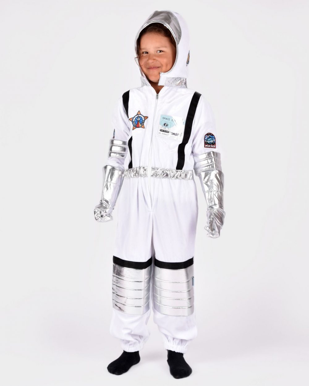 Flicka som bär en vit astronautdräkt med svarta och silvriga detaljer