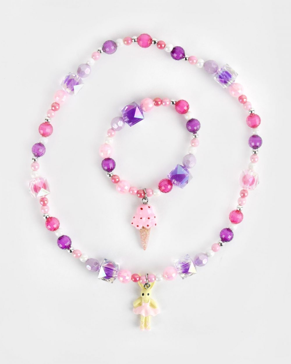 armband och halsband med pärlor i lila och rosa. armbandet har ett hänge i form av en glass och halsbandet har ett hänge föreställandes en kanin