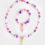 armband och halsband med pärlor i lila och rosa. armbandet har ett hänge i form av en glass och halsbandet har ett hänge föreställandes en kanin