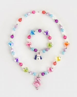 armband och halsband med pärlor i olika färger. armbandet har ett hänge i form av en hund och halsbandet har ett hänge föreställandes en katt