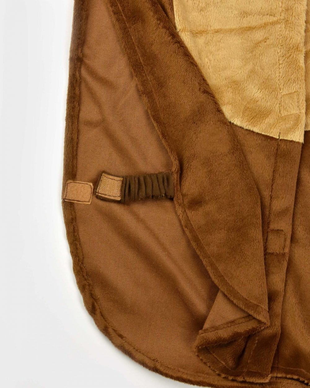 detaljbild på brun björndräkt där ett elastiskt band med kardborrefäste visas.