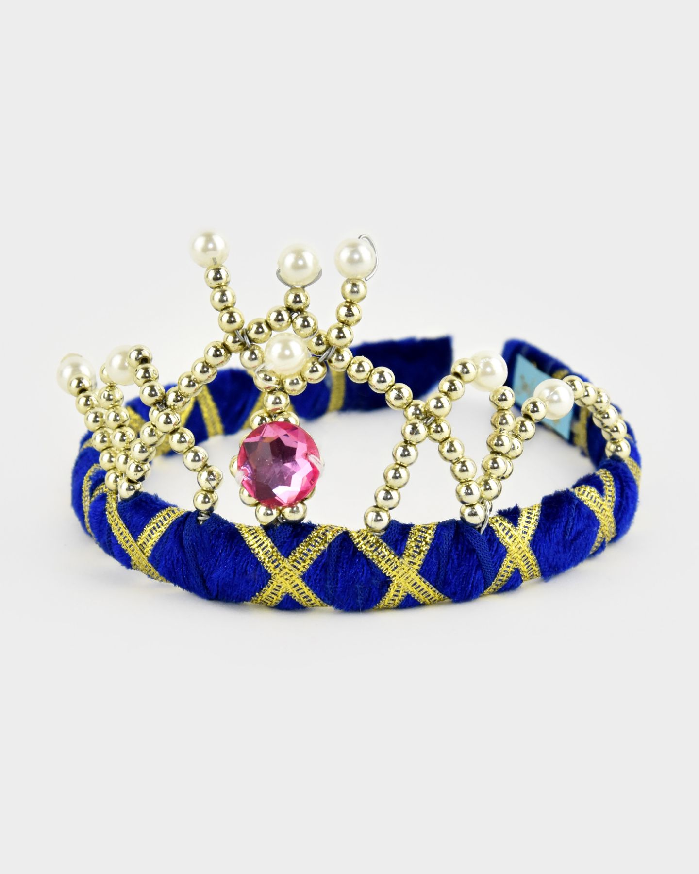 blå sammetsklädd prinsesstiara med guld- och pärldetaljer och rosa plexisten fram