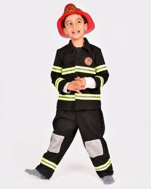 pojke iklädd en svart brandmansdräkt och röd brandmanshjälm