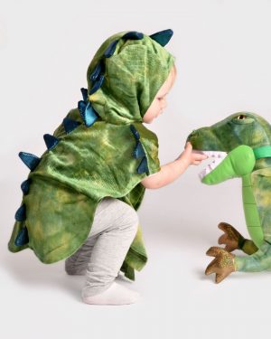 barn iklädd grön drakdräkt med blå taggar leker med dinosauriedräkt