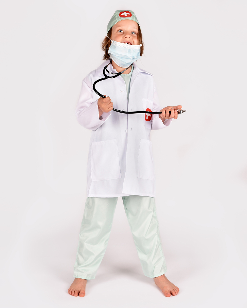 barn iklädd doktorsdräkt i vitt och mintgrönt, icke-medicinskt munskydd och svart stetoskop