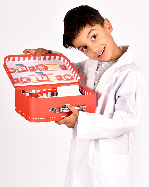 pojke visar upp en röd öppnad doktorsväska