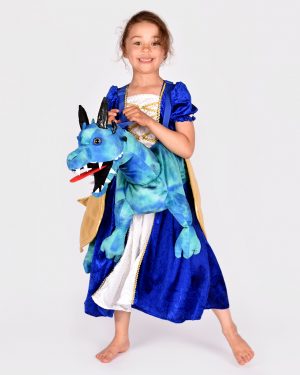 flicka som bär en blå vadderad drakdräkt och blå prinsessklänning