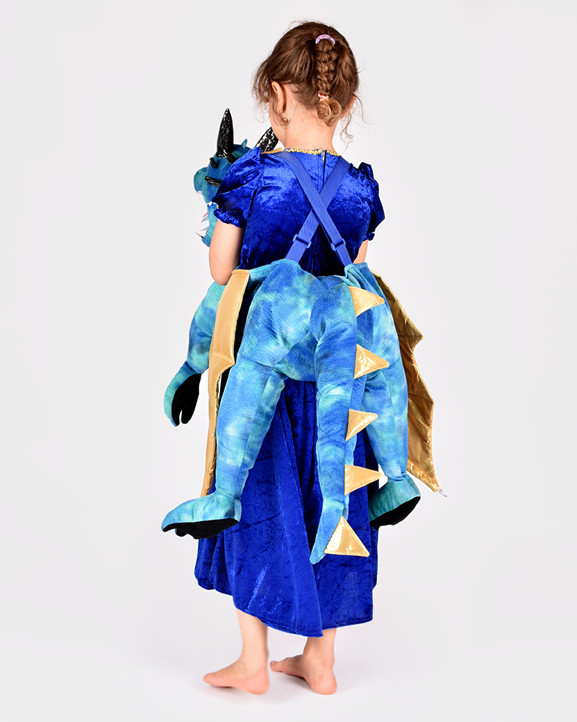 flicka som bär en blå vadderad drakdräkt och blå prinsessklänning visas snett bakifrån