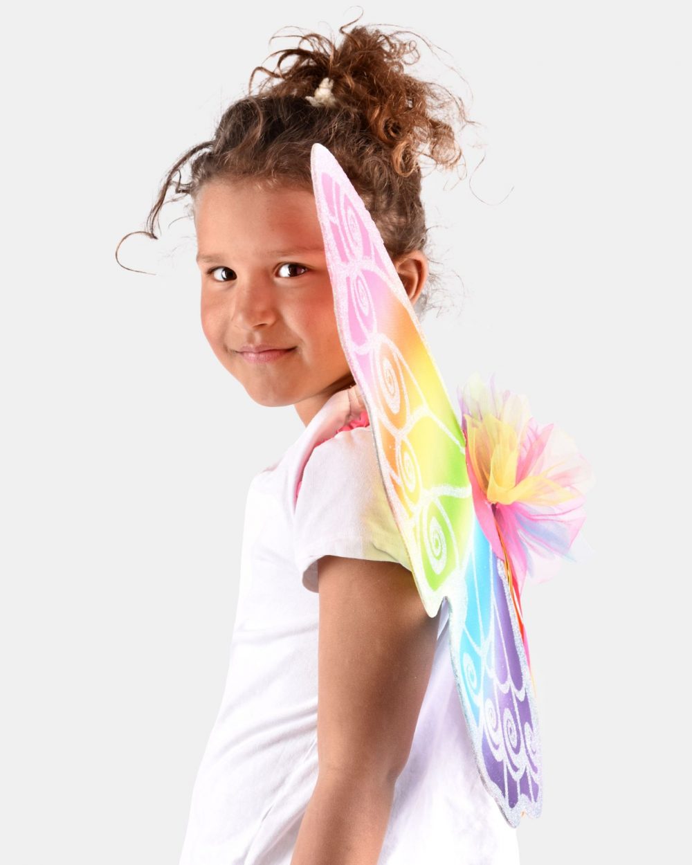 flicka som bär regnbågsfärgade vingar