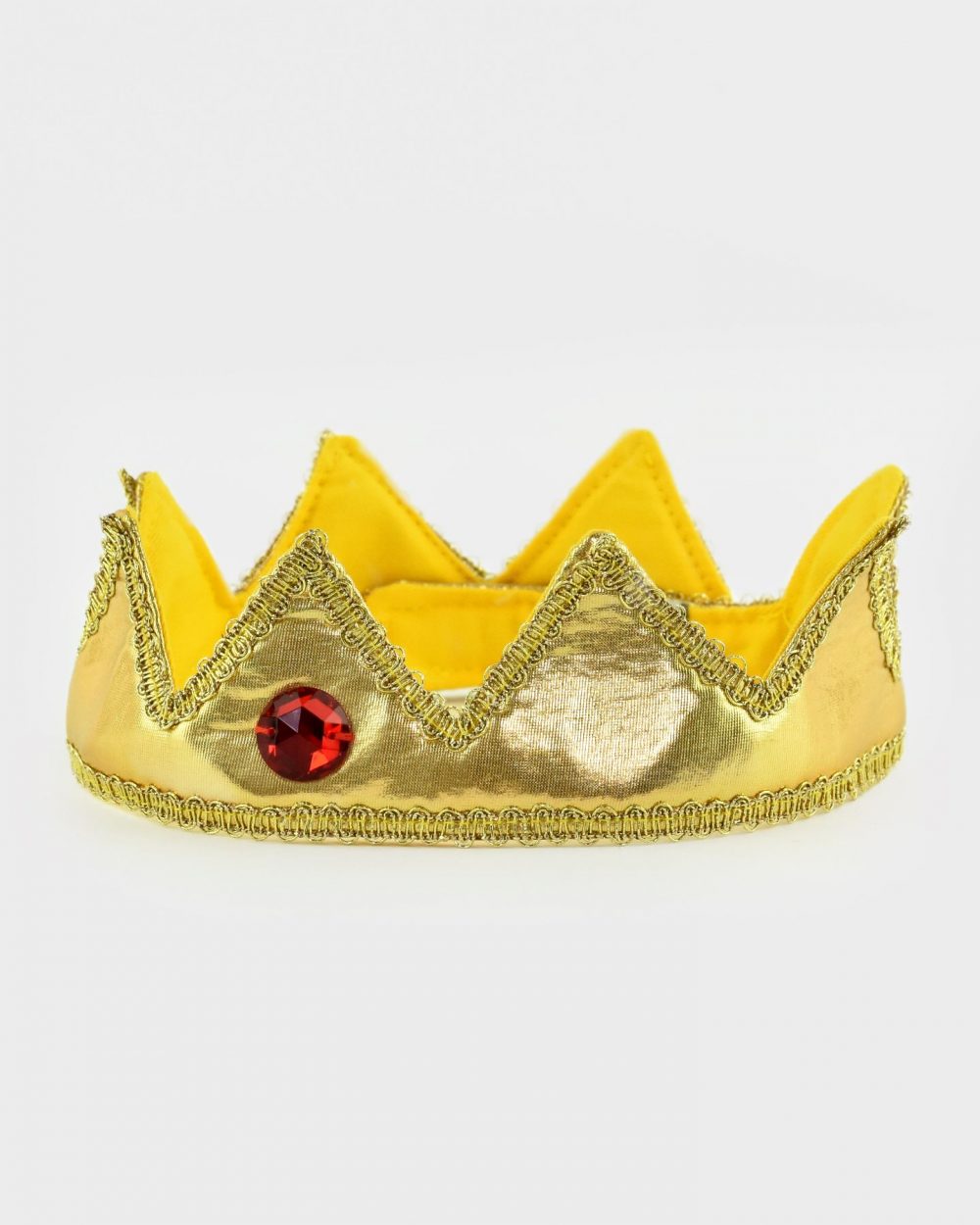Guldig kungakrona med röd plexisten fram och gult foder.