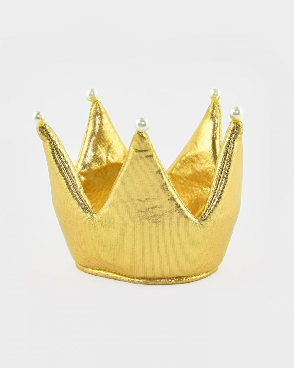 Vadderad guldig krona med pärldetaljer.