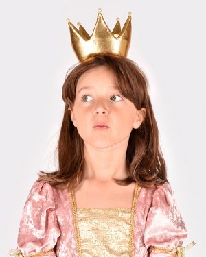 flicka iklädd vadderad guldig prinsesskrona med pärldetaljer rosaguldig prinsessklänning