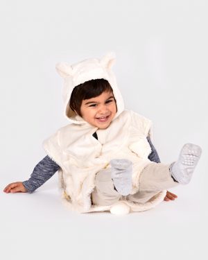 pojke i vit isbjörnsdräkt med huva med öron