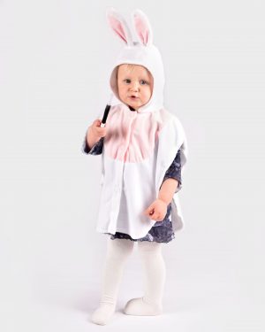 Barn som bär en rosavit kanindräkt. Dräkten har en huva med öron. Barnet leker med en trollstav.