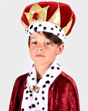 Pojke som bär en röd kungakrona med gulddetaljer, svartvit fuskpälskant och en röd plexisten fram. Pojken har också på sig en röd kungacape med svartvit fuskpälskant.