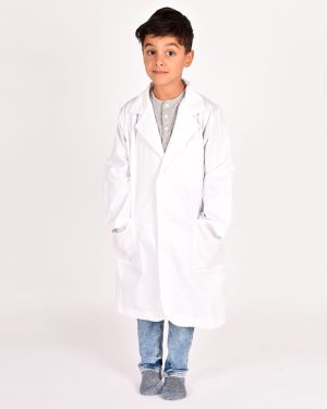 pojke i vit labbrock/doktorsrock med händerna i fickorna