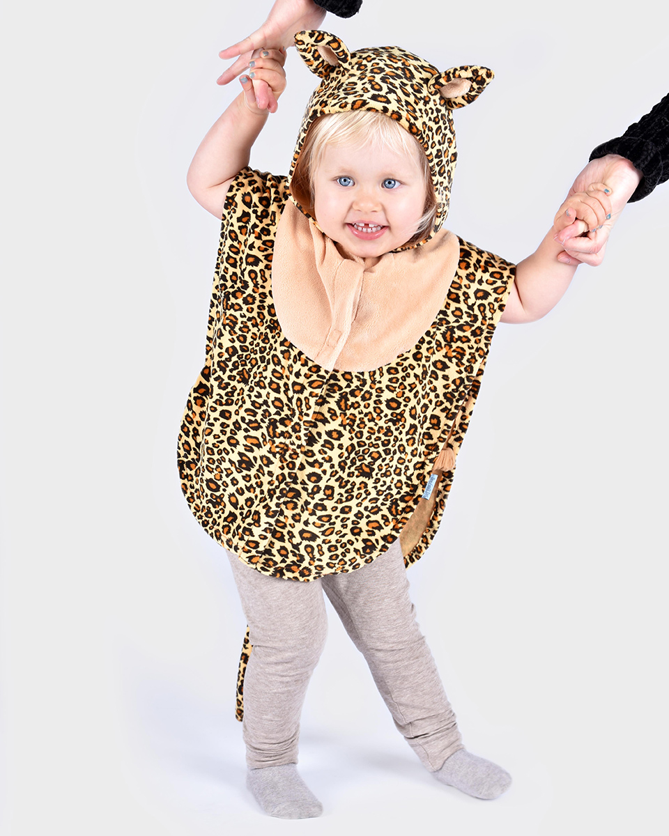 flicka i leoparddräkt med fastydd huva med öron
