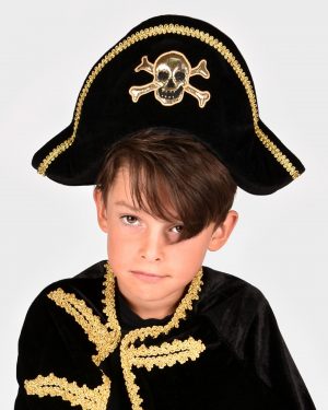 pojke iklädd en svart piratcape och svart pirathatt, båda med guldiga detaljer