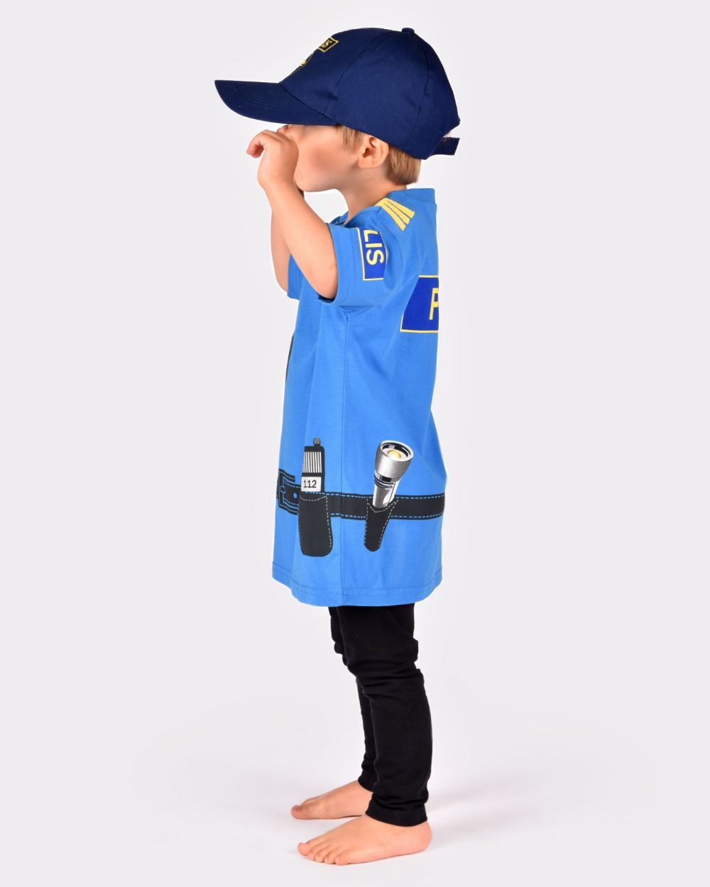 pojke som bär en blå poliskeps och blå polist-shirt visas från sidan