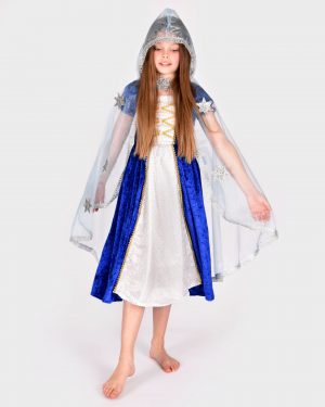 Flicka som bär en blå prinsessklänning och en ljusblå genomskinlig prinsesscape med silverdetaljer och huva.