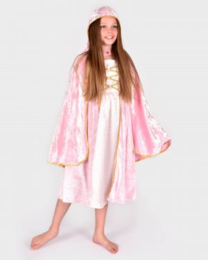 Flicka som bär en prinsesscape i rosa krossad sammet med gulddetaljer samt en rosa prinsessklänning. Capen har en huva.