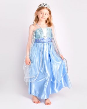 Flicka som bär en ljusblå Frost-inspirerad prinsessklänning och en silvrig tiara.