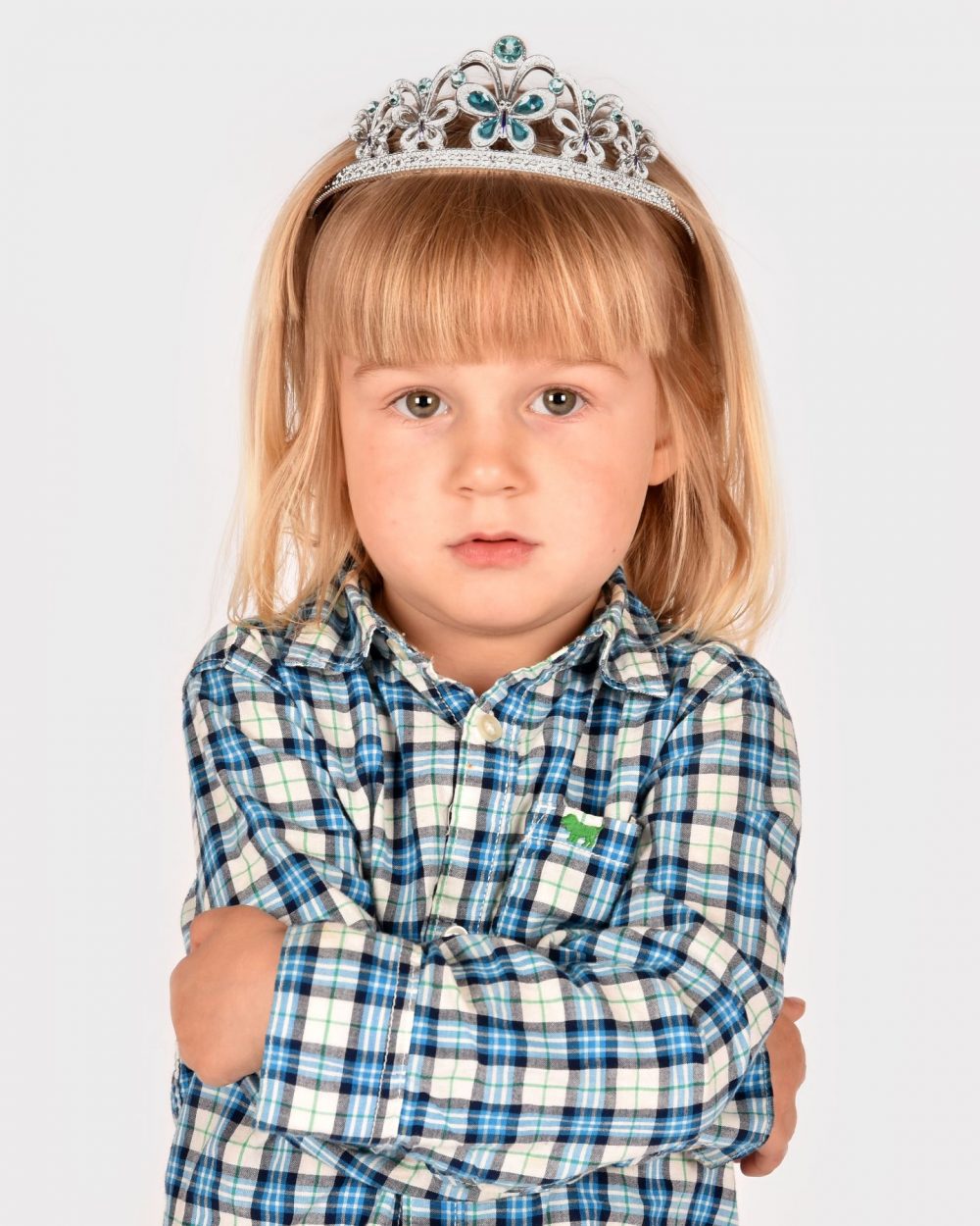pojke iklädd silvrig tiara med ljusblå plexistenar