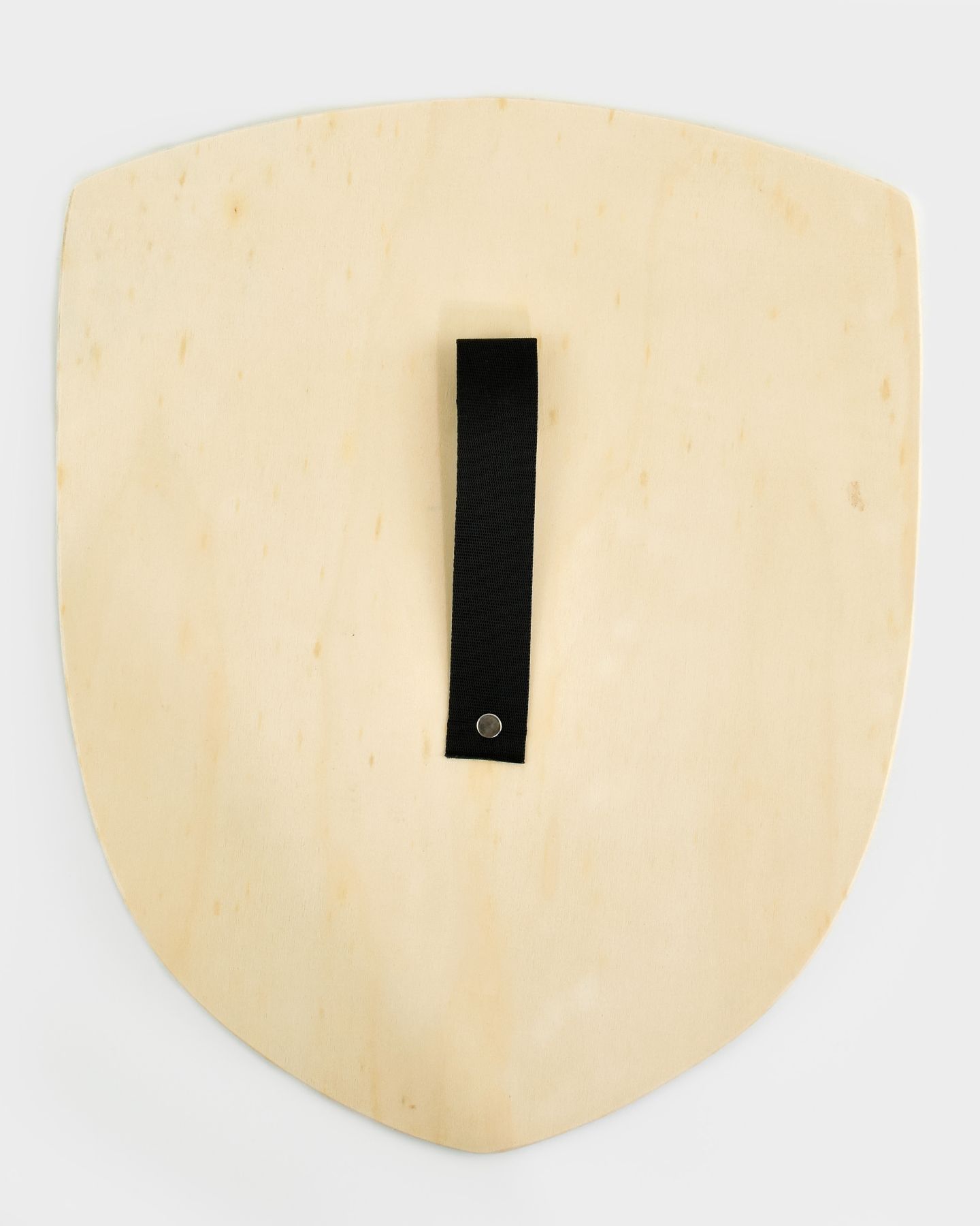 baksidan av en sköld i ljust trä med svart canvas-handtag