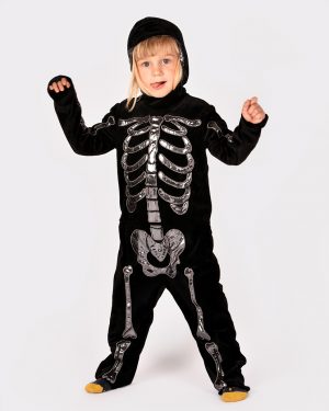 barn iklädd svart skelettdräkt med silverdetaljer