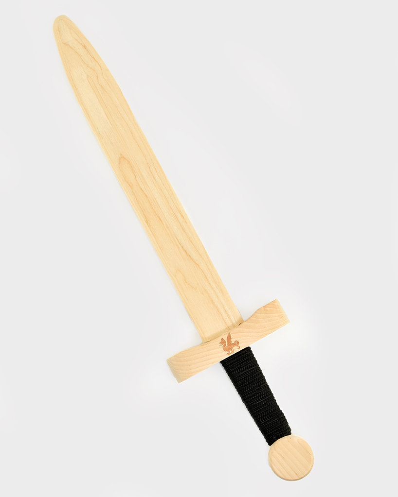 svärd i ljust trä med svart rep runt handtaget