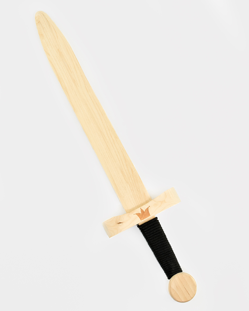 svärd i ljust trä med svart rep runt handtaget