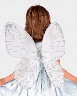 ryggen på en flicka som bär ett par vita fevingar med silvriga glitterdetaljer