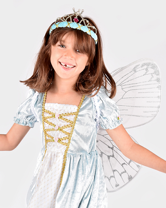 flicka iklädd ljusblå prinsessklänning, matchande ljusblå tiara samt vita vingar med silvriga glitterdetaljer