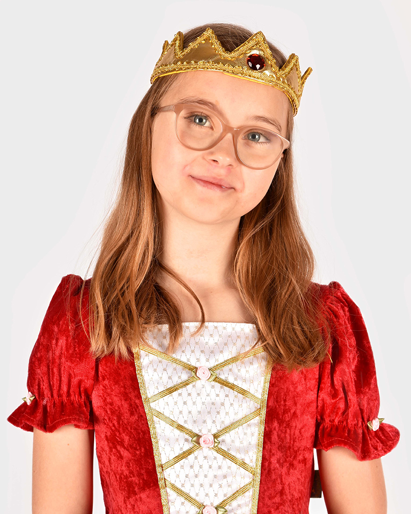 flicka som bär en guldig kungakrona med röd plexisten fram