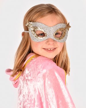 flicka som bär en glittrig superhjältemask i guld och silver