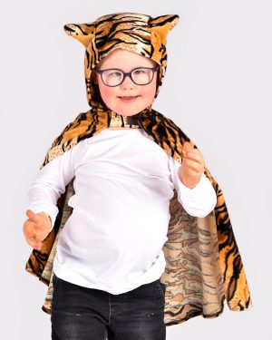 pojke bär tigercape med huva