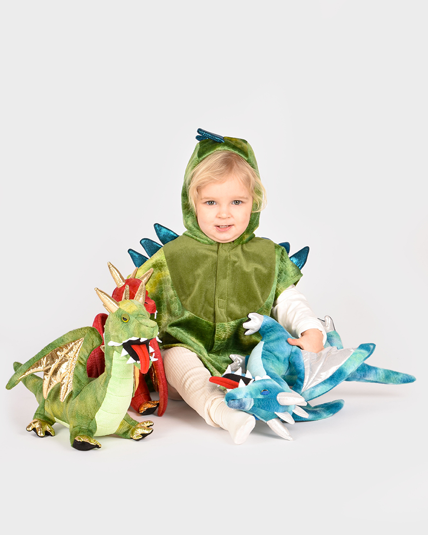 flicka som bär en grön drakdräkt och är omgiven av drakgosedjur i olika färger
