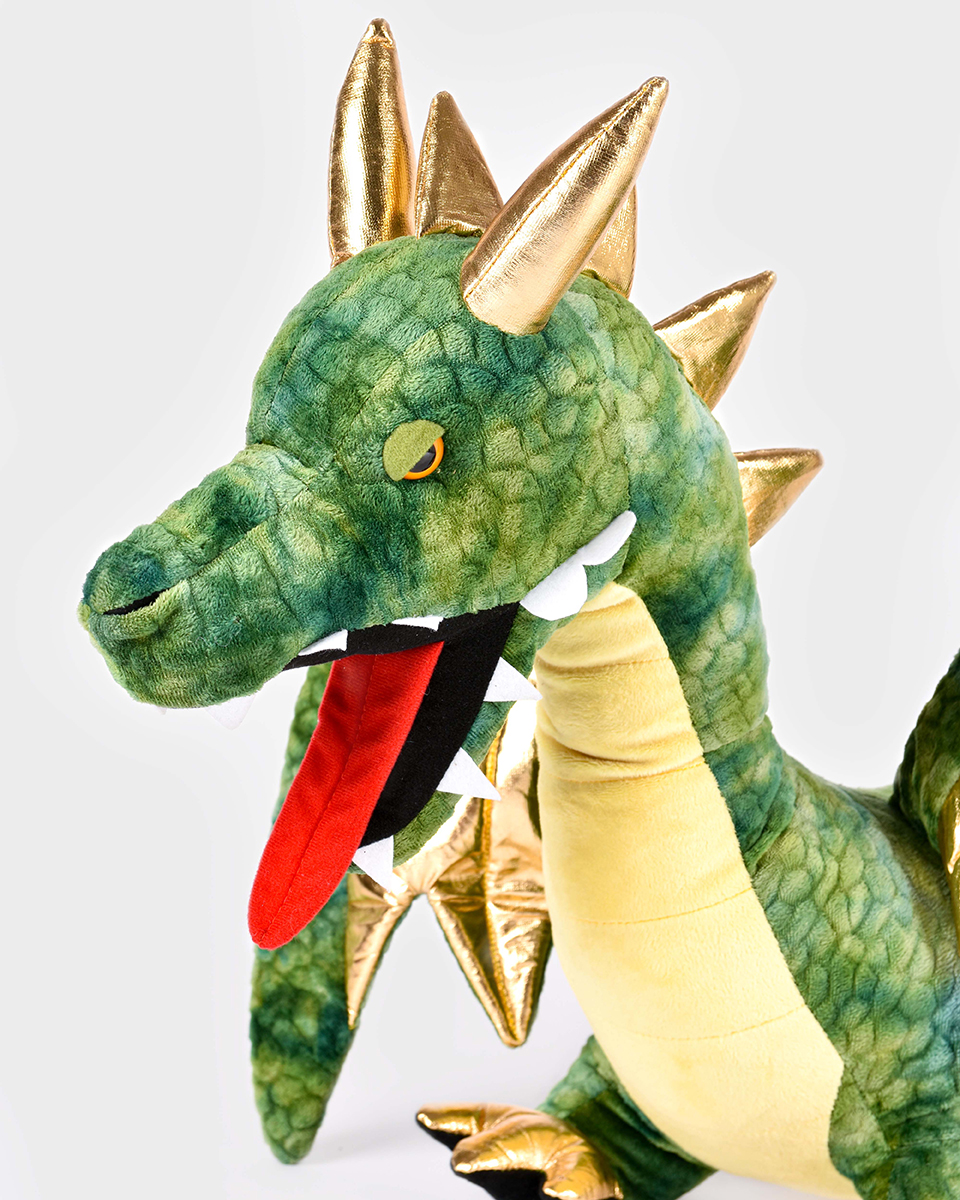 närbild på huvudet hos ett stort grönt gosedjur föreställandes en drake