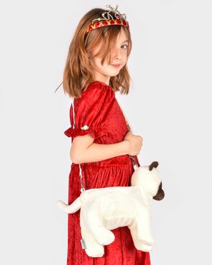 flicka som bär en vit kattväska, röd prinsessklänning och röd tiara