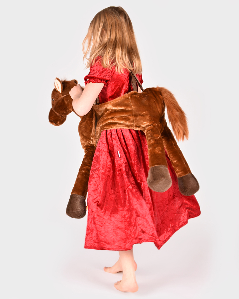 visar flicka bakifrån iklädd röd prinsessklänning och brun hästrideon
