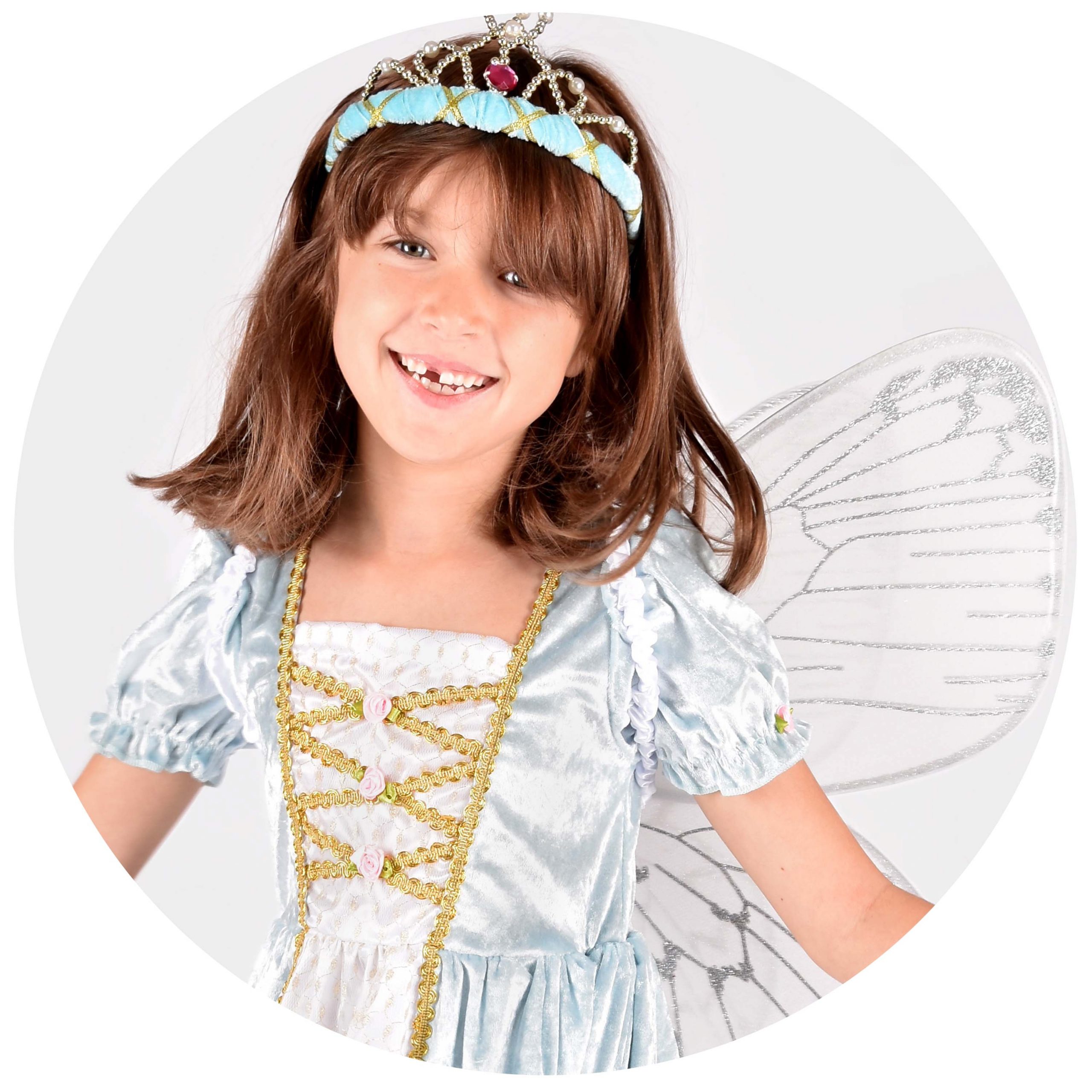 flicka som bär en ljusblå prinsessklänning, en ljusblå tiara och ett par vingar med glitterdetaljer i silver