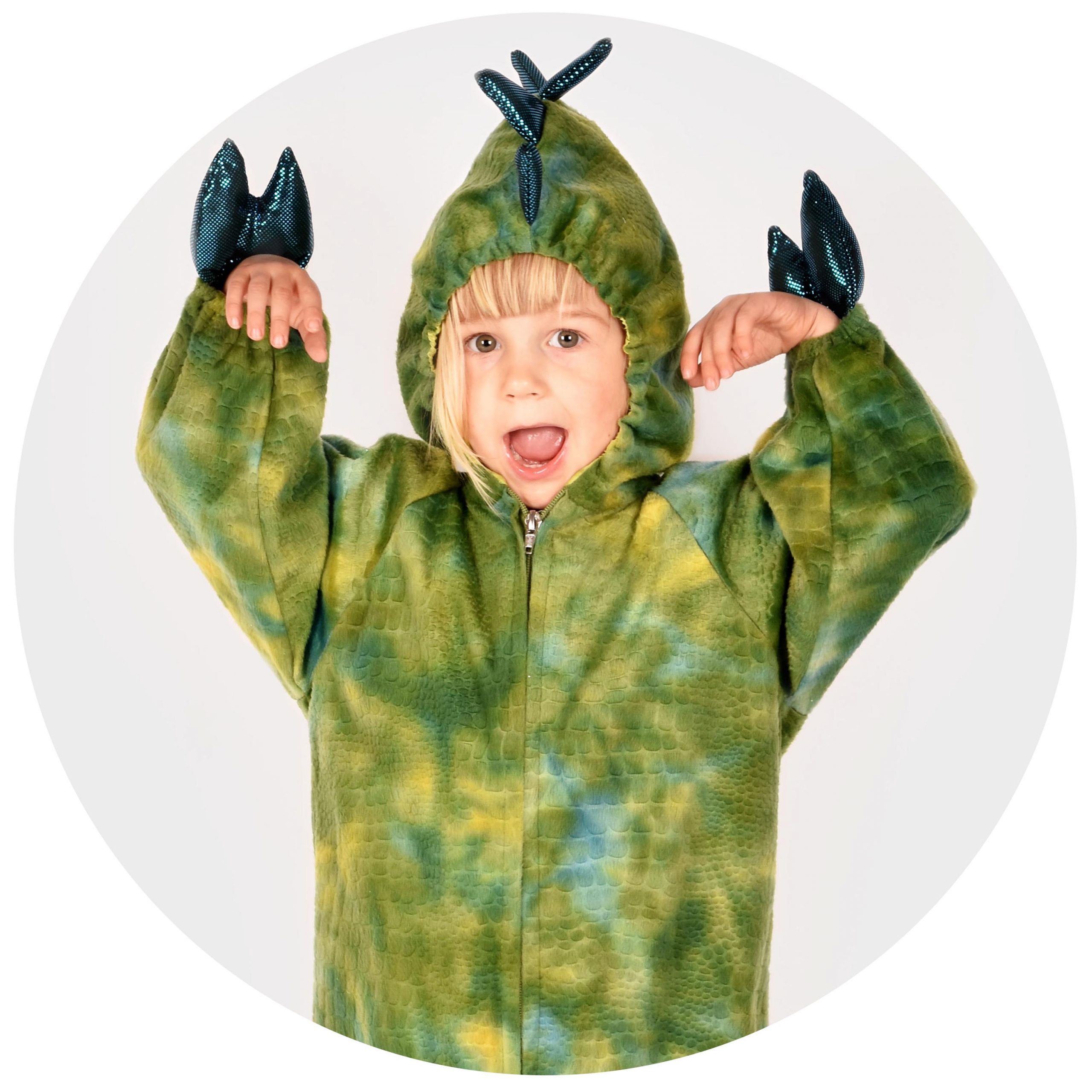 pojke som bär en overall föreställandes en grön drake med blå taggar