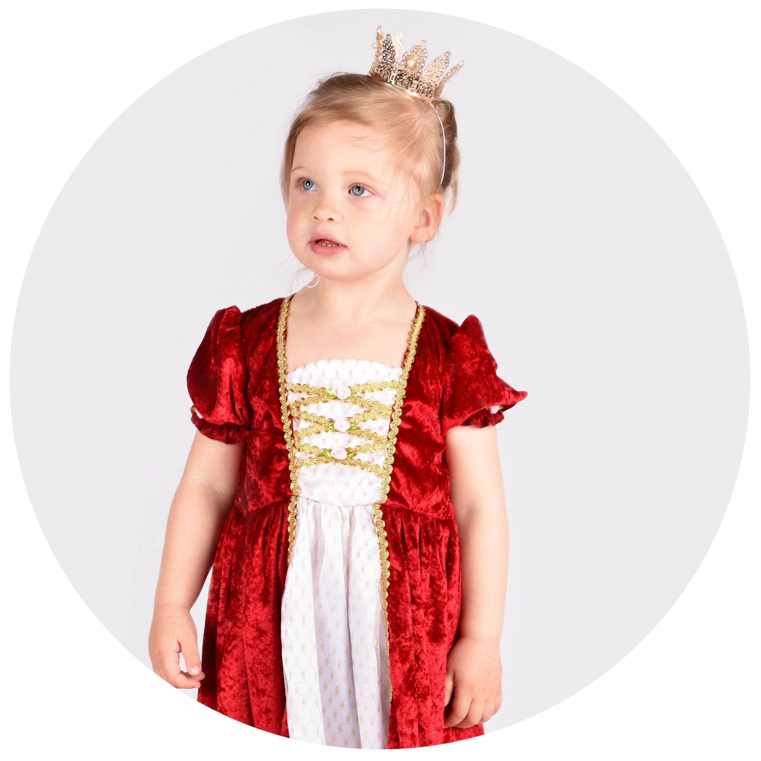flicka som bär en guldig prinsesskrona samt en röd prinsessklänning