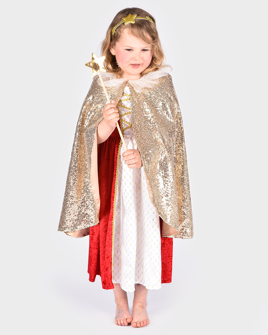 flicka som bär röd prinsessklänning samt paljettprydd guldig cape, guldglittrigt hårband med stjärndekorationer och trollstav med paljettprydd stjärna på toppen