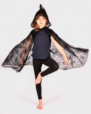 stående flicka som bär svart spindelnätsinspirerad cape med huva