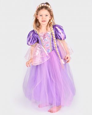 lila rapunzelklänning som bärs av flicka